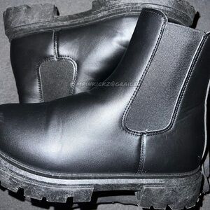 Womans black Chelsea boot